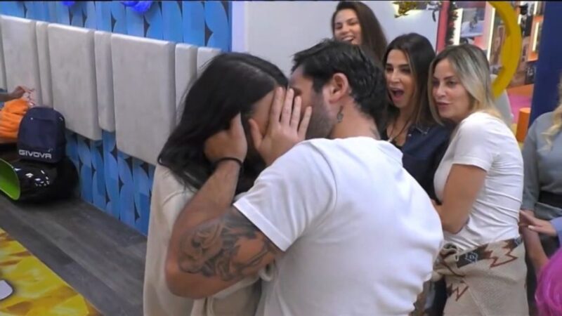 In tempo di pandemia anche i vip cercano l’amore con nuovi mezzi e non solo in Tv…
