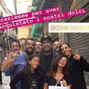 John Travolta estasiato dai cannoli siciliani